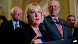 La senadora Patty Murray acompañada por los senadores Bernie Sanders y el líder de la minoría en el Senado, Chuck Schumer anuncian el acuerdo bipartidista alcanzado para volver a otorgar subsidios federales a las compañías de seguro.