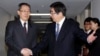 中國北韓事務代表武大偉(左)4月5日訪日﹐在東京與日本外相岸田文雄。