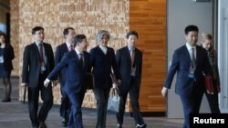 Le ministre sud-coréen des Affaires étrangères, Kang Kyung-wha (C), se rend à une réunion bilatérale avec la ministre des Affaires étrangères du Canada, Chrystia Freeland, à Vancouver, le 15 janvier 2018.