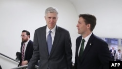 Calon hakim agung Neil Gorsuch (kiri) bersama Senator Ben Sasse di Capitol Hill, Washington, D.C. (7/2). 