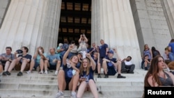 Jóvenes de secundaria visitan el Monumento a Lincoln en Washington el 18 de junio de 2021 tras el levantamiento de restricciones por COVID-19.