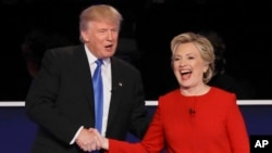 Le candidat Donald Trump et la candidate Hillary Clinton se sert la main après le premier débat présidentiel à Hempstead, New York, le 26 septembre 2016.
