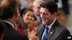 El presidente de la Cámara de Representantes de Estados Unidos, Paul Ryan, republicano por Wisconsin, saluda al público luego de pronunciar su discurso de despedida en el Gran Vestíbulo de la Biblioteca del Congreso, en Washington. Dic. 19 de 2018.