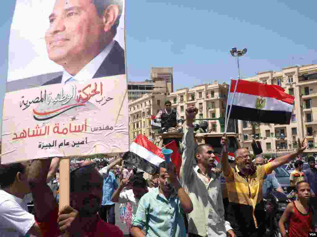 Egyptians celebrate the expansion of the Suez Canal in Tahrir Square in Cairo, Egypt, August 6, 2015. (H. Elarasam/VOA)