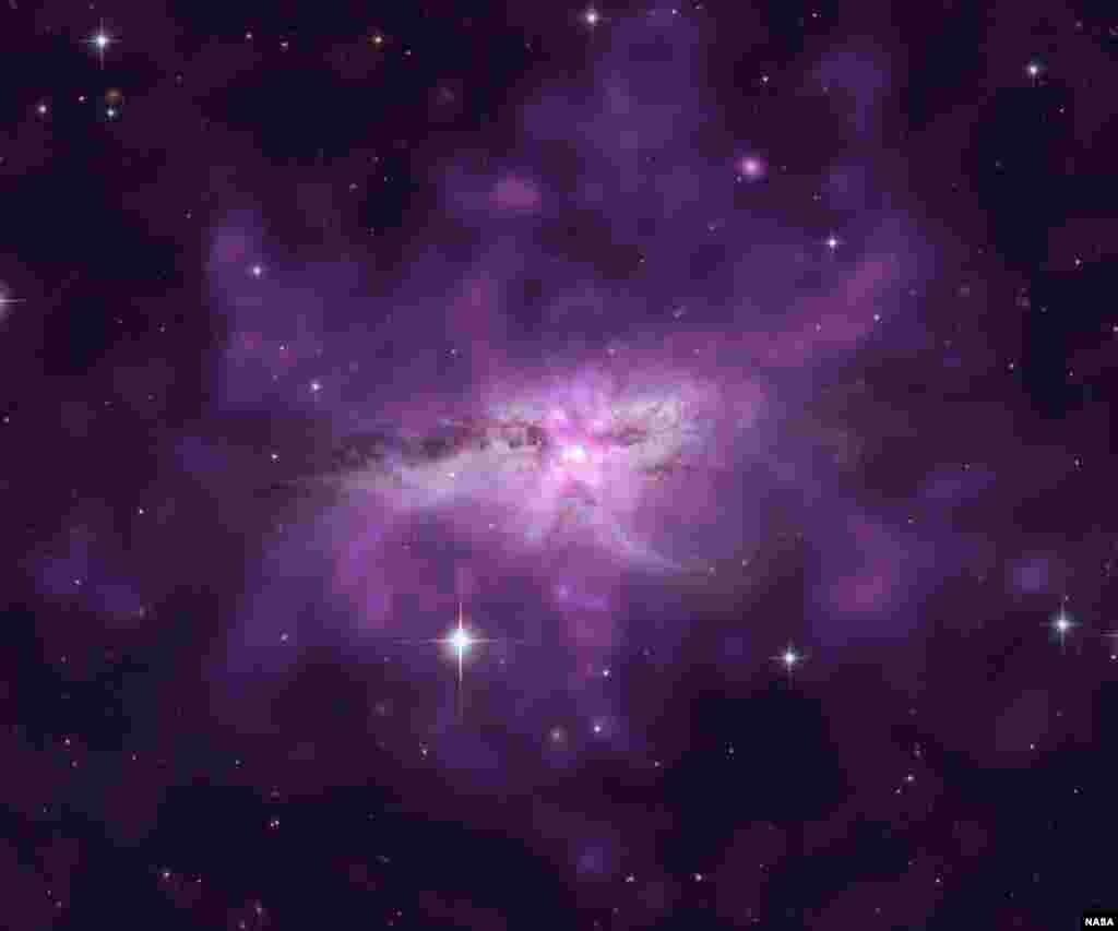 Sebuah awan besar gas panas menyelimuti dua galaksi besar yang bertabrakan dalam sistem yang dikenal sebagai NGC 6240. Tabrakan kedua galaksi menghasilkan satu galaksi besar yang disebut ultraluminous infrared galaxy (ULIRG).