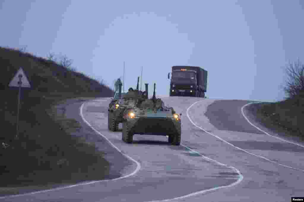 Tank militer Rusia melaju di jalan dari Sevastopol ke Simferopol, Krimea, Ukraina (4/3).