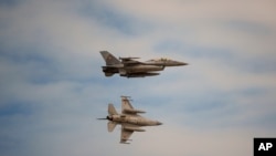 루마니아 공군 F-16 전투기들이 비행하고 있다. (자료사진)