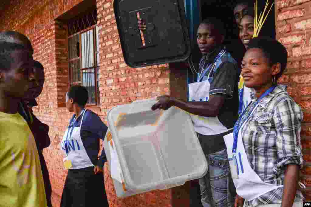 Le personnel vérifie l'urne pour le référendum sur la réforme constitutionnelle controversée à Ngozi, au nord du Burundi, le 17 mai 2018.