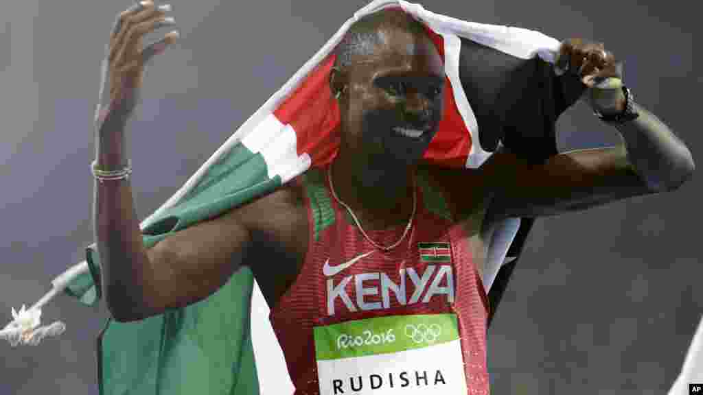 David Rudisha du Kenya, après sa victoire, Rio de Janeiro, Brésil, le 15 août 2016.