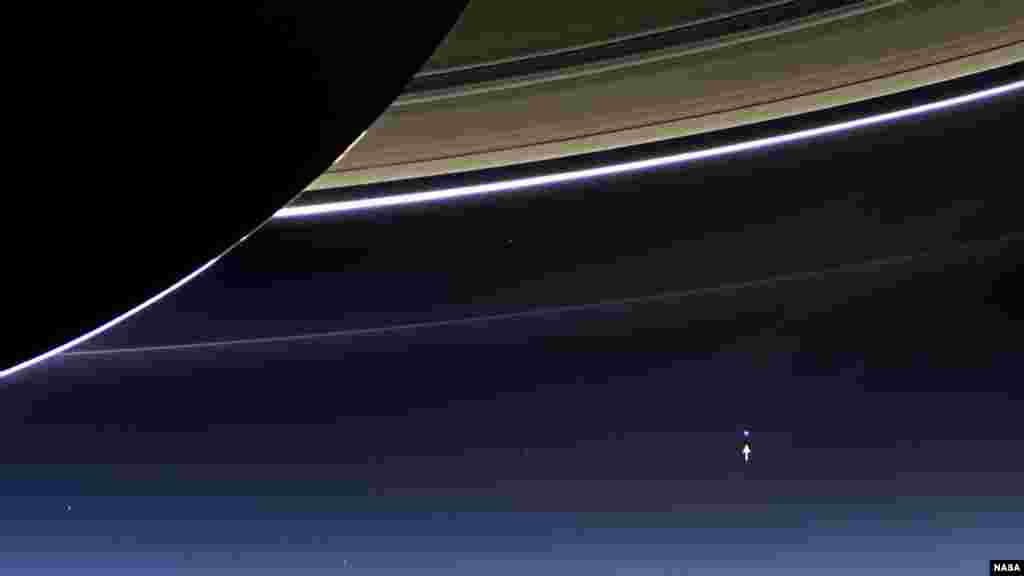 Kamera pada pesawat ruang angkasa NASA Cassini menangkap gambar langka di mana Bulan planet Saturnus, cincin planet Saturnus dan planet Bumi terlihat bersamaan (foto: NASA). Bumi berada pada jarak 1.448 juta kilometer dari Cassini (tanda panah adalah posisi Bumi kita).