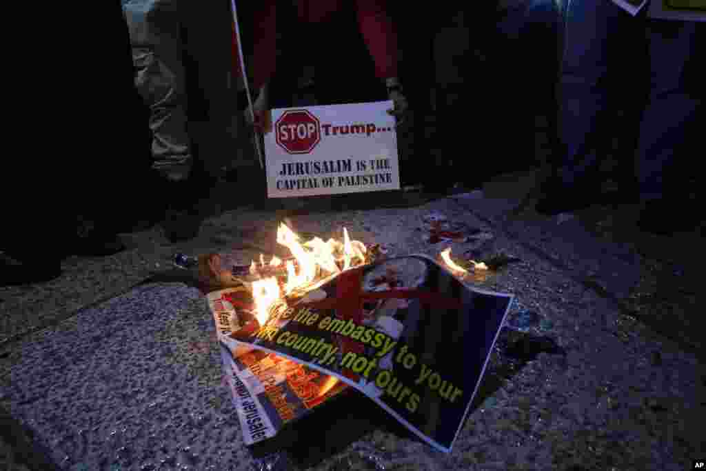 فلسطینی اتھارٹی نے جمعرات کو پورے مغربی کنارے میں ہڑتال اور مظاہروں کی اپیل کی ہے جب کہ حماس نے غزہ میں جمعے کو "یوم الغضب" منانے کا اعلان کیاہے۔