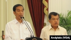 Presiden Jokowi didampingi Wapres Jusuf Kalla memberikan keterangan pers terkait sikapnya soal KPK-Polri di Istana Merdeka Jakarta, 18 Februari 2015 (Foto: VOA/Andylala).