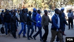 Twenty-two opposition activists facing charges of inciting violence and causing malicious damage at the ruling ZANU-PF party offices arrive at Harare Magistrates Court, Aug. 4, 2018, where they were asked to return to Monday for bail hearings. The court said it lacked adequate time to hear their applications. (C. Mavhunga/VOA)