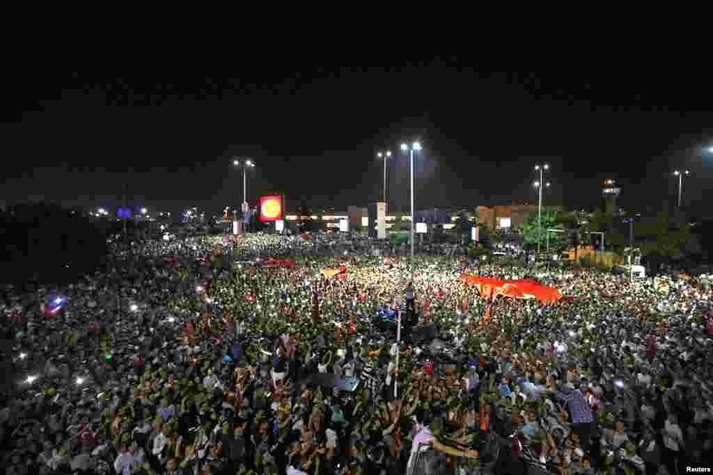 Une foule manifeste devant l'aéroport international Ataturk lors d'une tentative de coup à Istanbul, Turquie, 16 juillet 2016. 