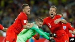 Harry Kane de Inglaterra, derecha, el portero Jordan Pickford, centro, y Kieran Trippier celebran al final de la ronda de 16 partidos entre Colombia e Inglaterra en la Copa Mundial de fútbol 2018 en el Estadio Spartak, en Moscú, Rusia, el martes 3 de julio. 2018. Inglaterra ganó después de una tanda de penales. (AP Photo / Victor R. Caivano)