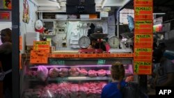 Una mujer compra carne en el mercado municipal de Quinta Crespo, en Caracas, el 15 de diciembre de 2022.