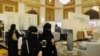 Wanita Saudi wajib mengenakan abaya atau pun gaun longgar, di luar pakaian mereka di Jeddah, Arab Saudi, 8 November 2017. (Foto: AFP)