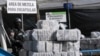 La policía de Ecuador y otras fuerzas combinadas exhiben un cargamento de drogas ocupados a narcotraficantes, en Quito, la capital.