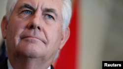 La portavoz del Departamento de Estado, Heather Nauert, dijo que Tillerson “transmitió la gravedad de la situación e hizo énfasis en las obligaciones de las autoridades cubanas para proteger al personal de la embajada y a sus familias según la Convención de Viena”.