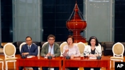 Dari kiri: Wakil Tetap Kuwait untuk PBB Mansour Ayyad SH A Alotaibi, Pimpinan Dewan Keamanan PBB Gustavo Meza-Cuadra, Wakil Tetap Polandia untuk PBB Joanna Wronecka, dan Wakil Tetap Inggris untuk PBB Karen Pierce, dalam konferensi pers di Bandara Internasional Naypyitaw di Naypyitaw, Myanmar, 1 Mei 2018, pasca kunjungan dua hari ke Myanmar.