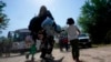Una familia migrante de Venezuela se dirige al vehículo de la Patrulla Fronteriza después de que cruzaron la frontera entre EE. UU. y México, en Del Rio, Texas, el 16 de junio del 2021.