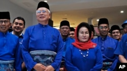 L'ancien Premier ministre malaisien Najib Razak, deuxième à gauche, et son épouse Rosmah Mansor, dans l'État de Pahang, en Malaisie, le 28 avril 2018.