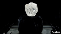 Berlian 1109 karat “Lesedi La Rona” diperagakan oleh Balai Lelang Sotheby. New York, AS. (REUTERS/Lucas Jackson)