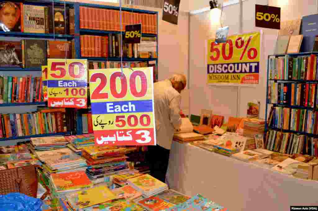 میلے میں موجود اسٹالز پر کتابوں کی خریداری پر خصوصی رعایت دی گئی تھی۔