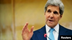 Menlu AS John Kerry memberikan penjelasan mengenai prospek pembicaraan Israel-Palestina di Amman, Yordania (17/7). 