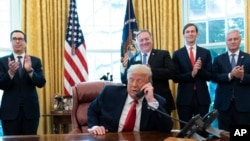 Rais Donald Trump akizungumza na viongozi wa Sudan and Israel, huku Waziri wa Fedha Steven Mnuchin akiwa, kushoto, Waziri wa Mambo ya Nje Mike Pompeo, mshauri wa ngazi ya juu wa White House Jared Kushner, na mshauri wa usalama wa taifa Robert O'Brien.