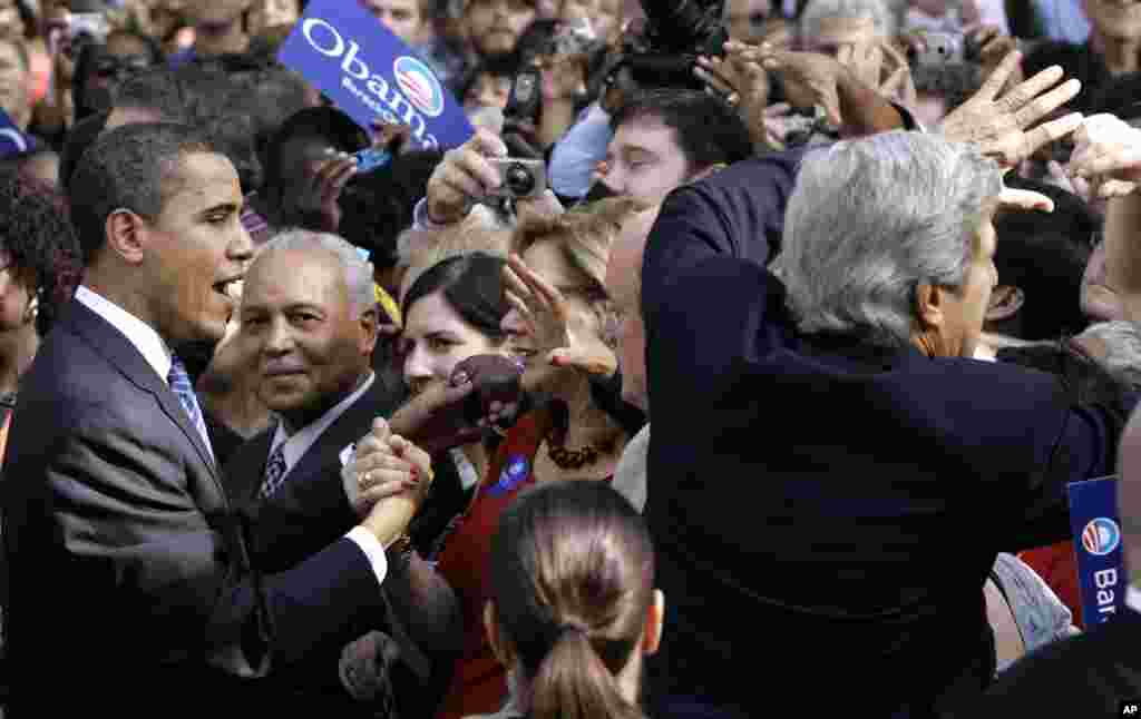 2008年1月10日,還是總統候選人的奧巴馬在克里陪伴下在南卡羅來納州競選拉票。克里在這裡宣佈支持奧巴馬。