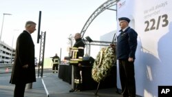 Raja Belgia Philippe meletakkan karangan bunga dalam peringatan satu tahun serangan bunuh diri di bandara Zaventem di Brussels, 22 Maret 2017. (Didier Lebrun/Pool via AP).