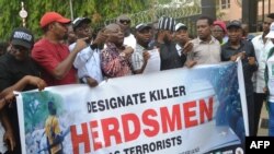 Mfano wa waandamanaji wakishika mabango huko Nigeria wakipinga mapigano yanayofanyika na kupelekea vifo kati ya wakulima na wafugaji. Nigeria, March 14, 2018.