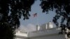 Casa Blanca vuelve a colocar bandera a media asta hasta sepelio de McCain
