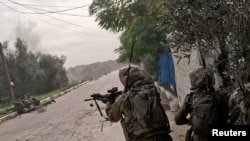 Wanajeshi wa israel wakifanya operesheni katika eneo la Khan Younis