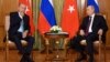 Presiden Rusia Vladimir Putin (kanan) bertemu dengan Presiden Turki Recep Tayyip Erdogan di kota resor Sochi, Rusia, Senin (4/9/2023). 