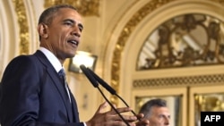 Presiden AS Barack Obama (kiri) memberikan konferensi pers bersama Presiden Argentina Mauricio Macri di Buenos Aires, Rabu (23/3).