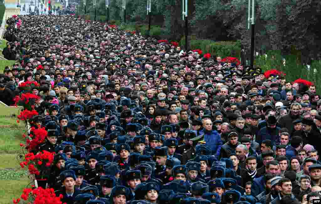 Ribuan warga Azerbaijan berziarah ke taman makam pahlawan di ibukota Baku, untuk mengenang para warga yang tewas oleh tentara Uni Soviet pada peristiwa 'Januari Hitam' tahun 1990.