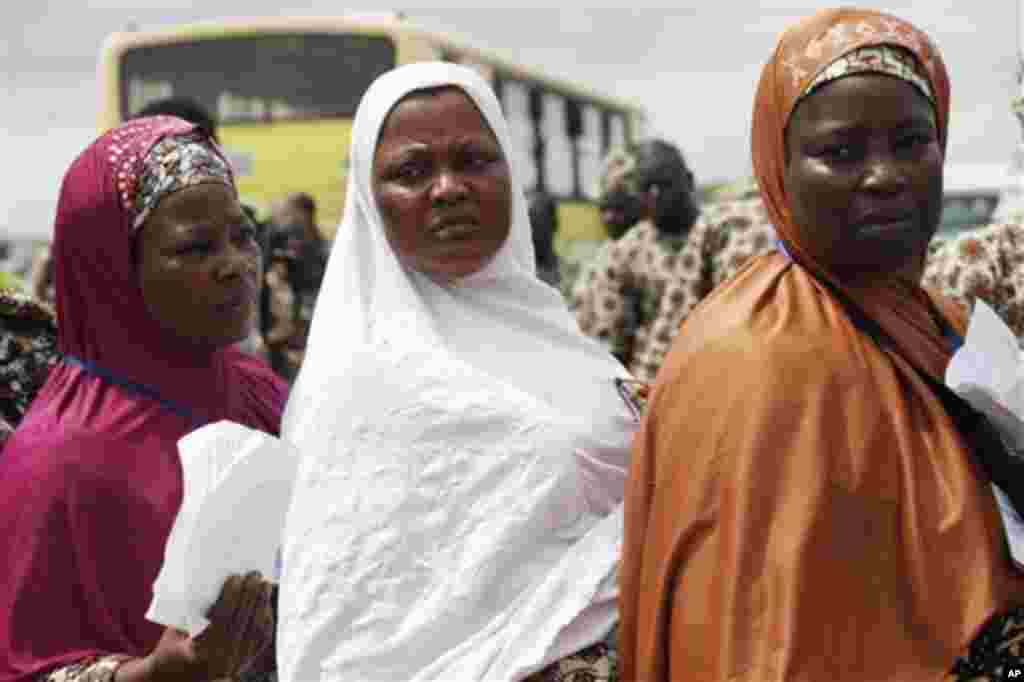 Mahajjata na tsaye a wani sansanin alhazai su na jira a yi mu su gwajin cutar Ebola kafin su shiga jirgin saman zuwa Saudiyya, a ranar goma sha takwas ga watan satumba shekarar dubu biyu da goma sha hudu.