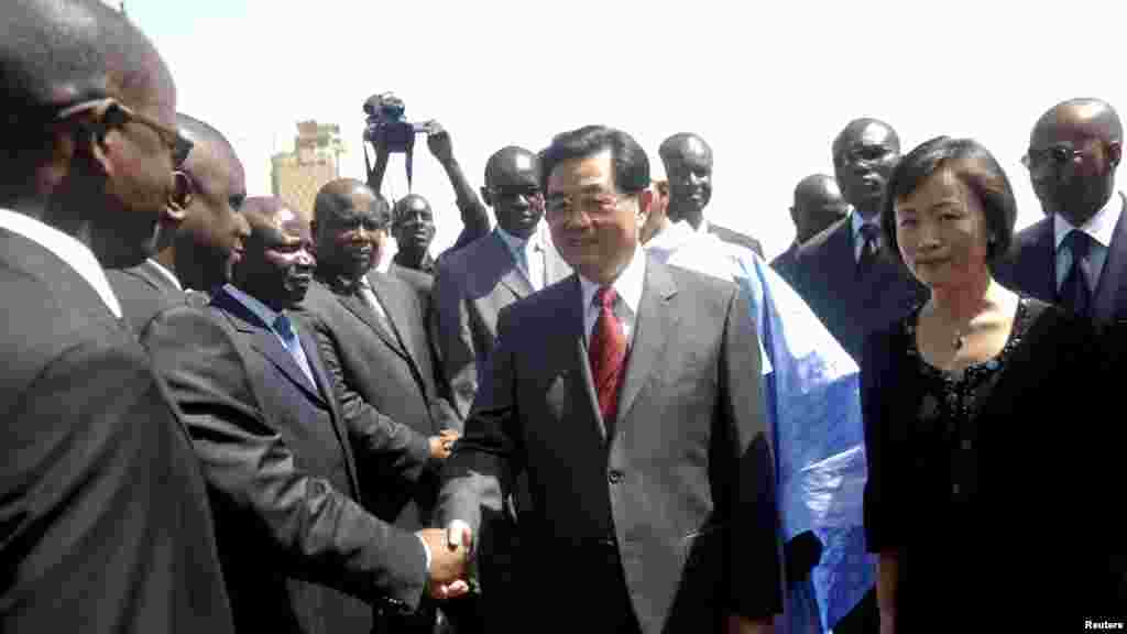 Le président Hu Jintao de la Chine (c) salue les autorités sénégalaises à son arrivée à l'aéroport de Dakar, 13 février 2009. 