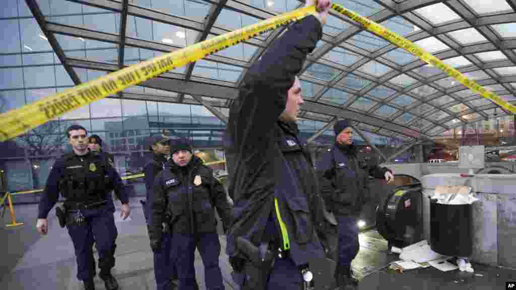 Des agents de la Police Metro Transit sécurisent l'entrée de la station L'Enfant Plaza à Washington, lundi 12 janvier 2015, à la suite d'une évacuation.