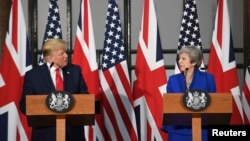 Donald Trump, criticó el lunes a la primera ministra británica Theresa May y su embajador en Washington, mientras que Reino Unido expresó su pesar por la filtración de memorandos confidenciales en los que toldan de "inepto" el gobierno de Trump.