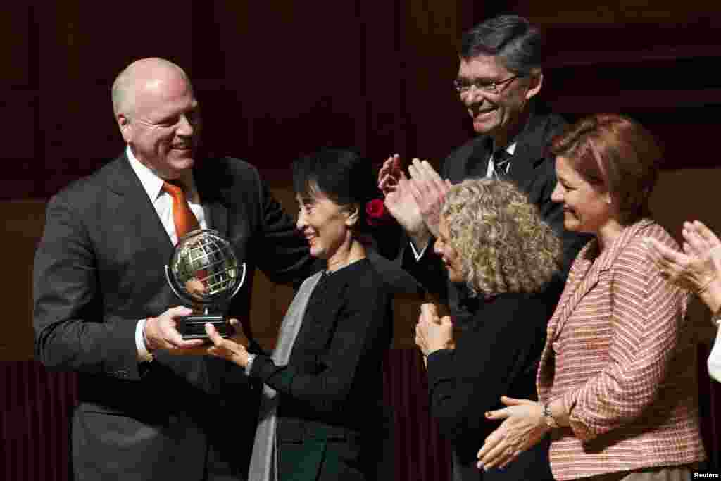 Aung San Suu Kyi receives an award from U.S. Representative Joseph Crowley (L) at Queens College in New York, September 22, 2012.