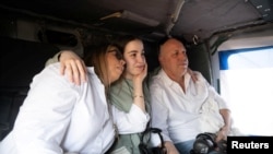 30 Ocak 2025 - İsrailli rehine Agam Berger, Hamas tarafından serbest bırakıldıktan sonra anne ve babasının eşliğinde helikopterle hastaneye götürüldü.