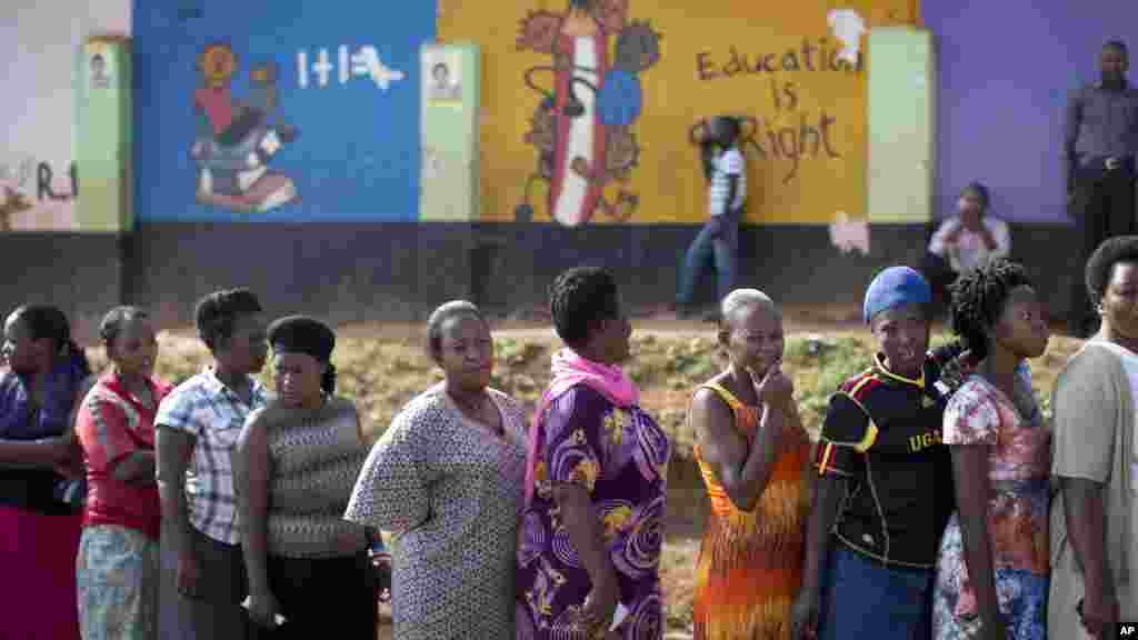 File d'attende devant un bureau de vote situé dans une école à Kampala, le 18 février 2016
