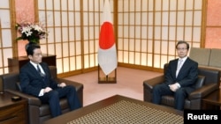 Menlu Jepang, Fumio Kishida (Kiri) bertemu dubes China untuk Jepang, Cheng Yonghua (9/8). Tokyo, Jepang (foto: Kyodo)