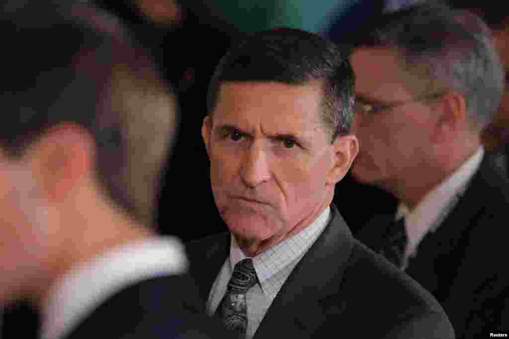 Le conseiller à la sécurité nationale de la Maison Blanche, Michael Flynn, au centre, arrive à une conférence de presse conjointe entre le Premier ministre canadien Justin Trudeau et le président américain Donald Trump à la Maison Blanche, à Washington, le 13 février 2017. L’ancien général Michael Flynn a été contraint de démissionner ce jour-là pour avoir entretenu des contacts avec Moscou fin décembre 2016, alors que l’administration Obama ordonnait des sanctions contre la Russie.