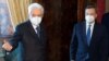 El presidente de Italia, Sergio Mattarella (izq.), recibe al exjefe del Banco Central Europeo Mario Draghi (der.) en el Palacio Quirinale de Roma el 3 de febrero de 2021.