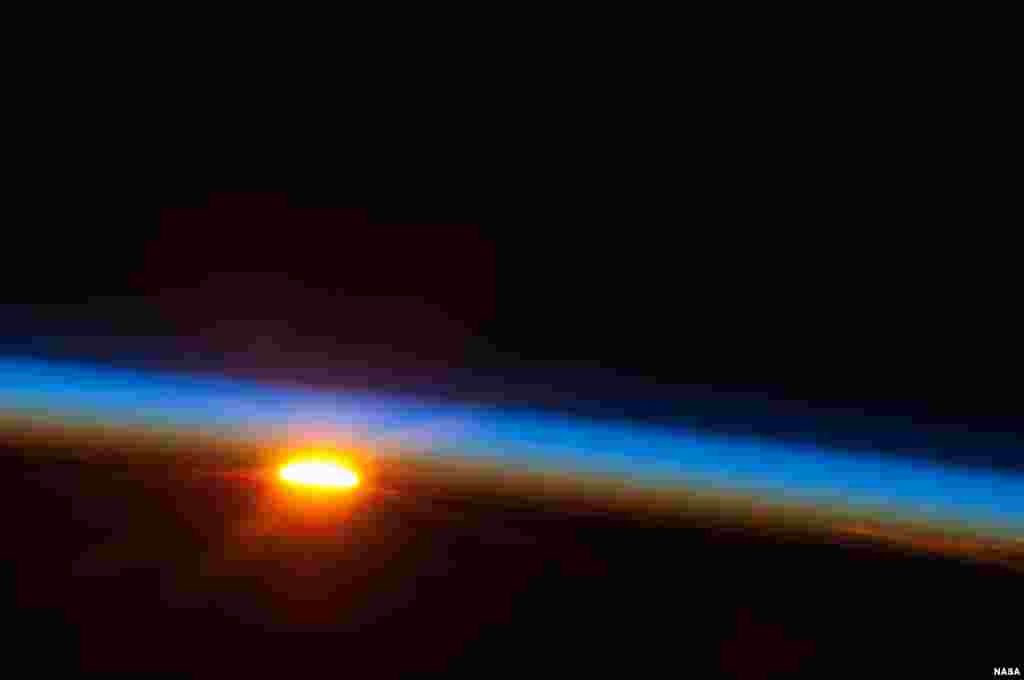 Matahari menjelang terbit di atas Samudera Pasifik Selatan, menghadirkan sebuah pemandangan eksotik yang difoto oleh seorang astronot dari Stasiun Antariksa Internasional atau ISS.