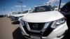 Archivo - Camionetas Rogue a la venta en un concesionario Nissan en Highlands Ranch, Colorado. Agosto, 2019. 